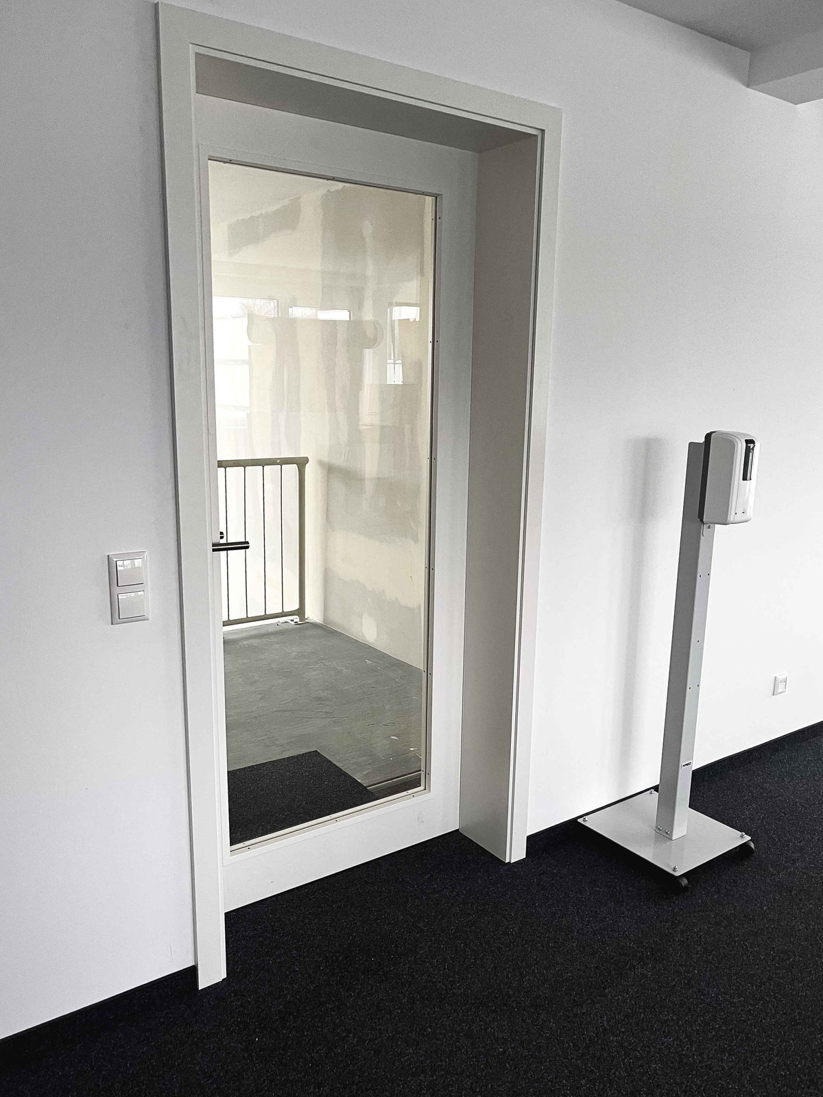Weißes Flügelfenster mit modernem Türgriff