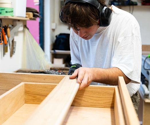 Detail einer Möbelreparatur in der Werkstatt
